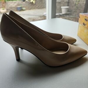 New In Box Women's Size 9W Patent Faux Leather Pumps Nude Color Heels